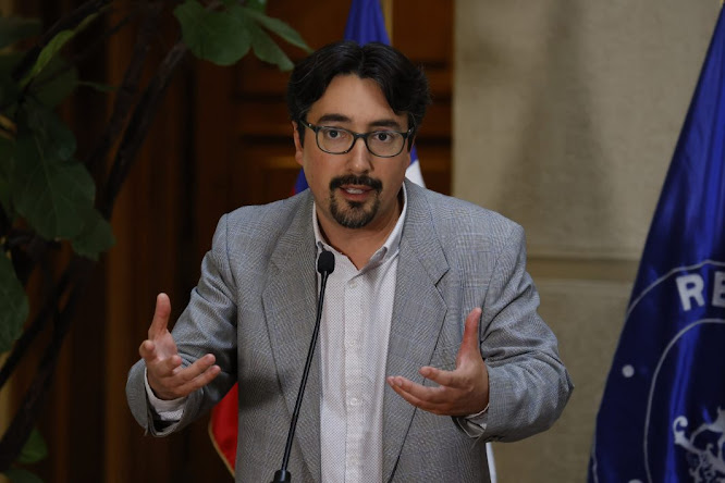 Frente Amplio congela debate sobre reforma electoral en el senado de Chile Retrato de Latorre en fondo neutro.