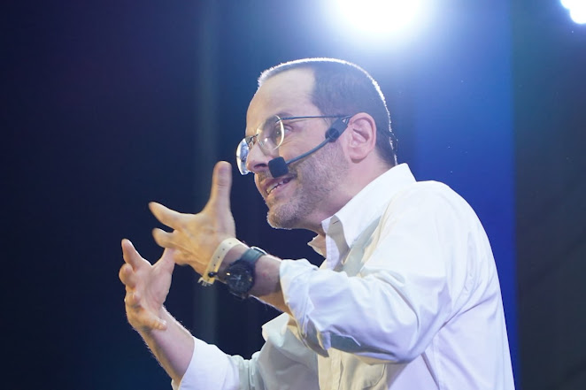 Persona sonriendo en un entorno natural.