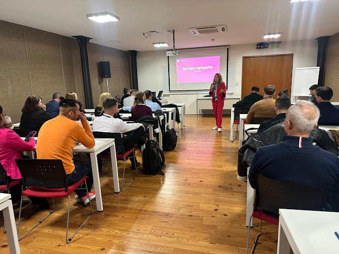 Lucía Bonetto destaca en el XVII Congreso Internacional de Comunicación Política en Buenos Aires Imagen abstracta con colores vibrantes y formas.
