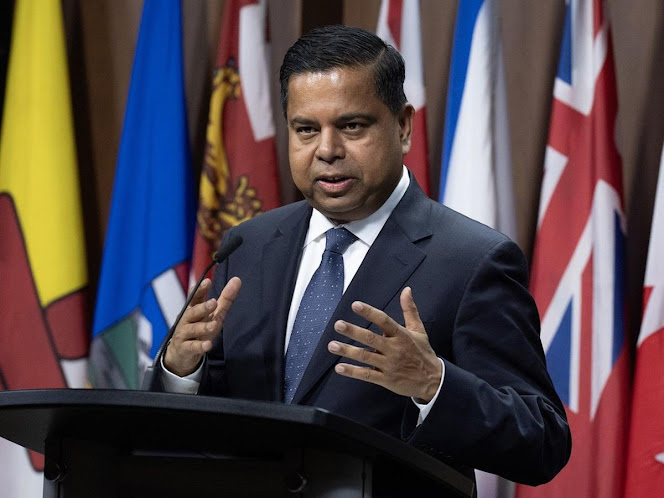 Gobierno Liberal presenta proyecto de ley para fortalecer la seguridad fronteriza en Canadá Imagen abstracta con tonos oscuros y texturas.