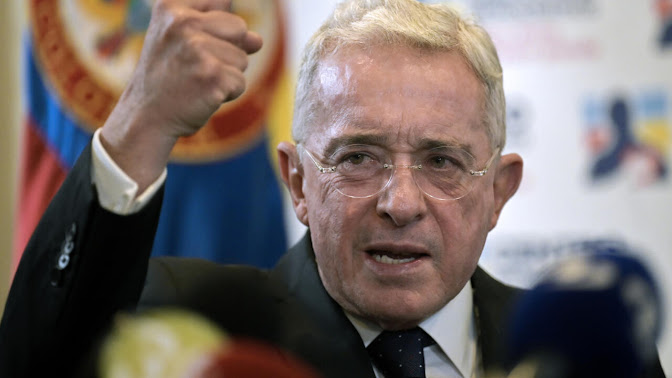 Justicia colombiana condena a Uribe por manipulación de testigos tras 13 años de proceso Imagen abstracta con colores vibrantes y formas.
