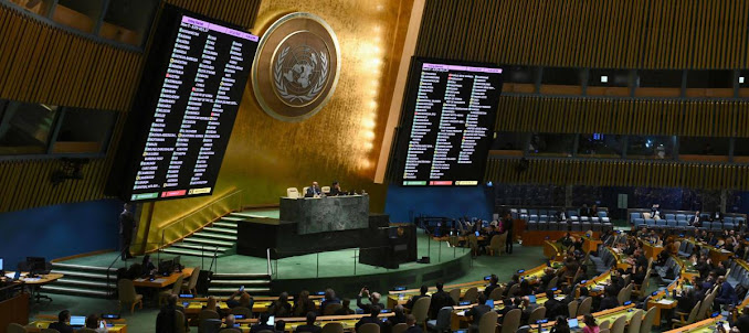Excancilleres latinoamericanos piden que próxima secretaria general de la ONU sea mujer y de la región Imagen abstracta con tonos oscuros y formas.
