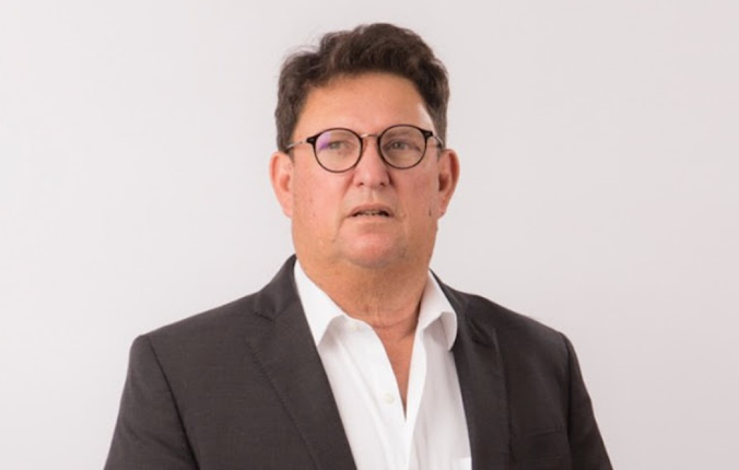 El error de la torre de marfil: por qué despreciar el voto «básico» es la mayor ceguera de la oposición Retrato de Elliot Coen.