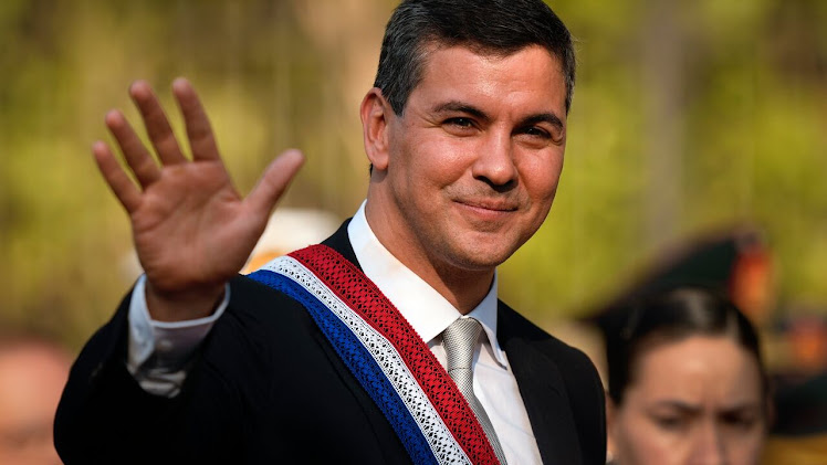 Santiago Peña cumple dos años de mandato con récord de empleo y estabilidad económica en Paraguay Fondo abstracto colorido y vibrante.