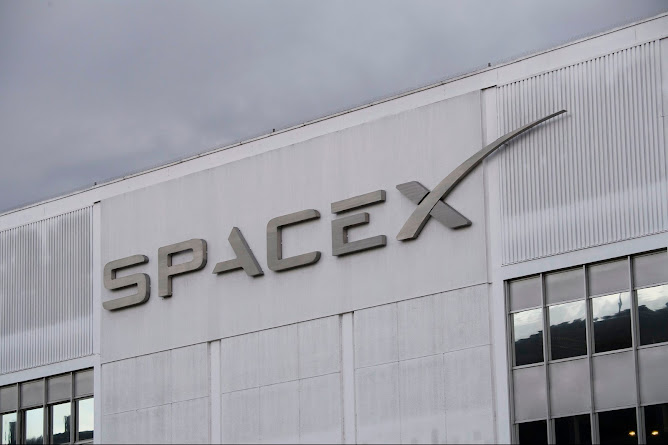Elon Musk lleva a SpaceX a la telefonía móvil con compra de espectro Multitud en marcha de protesta.