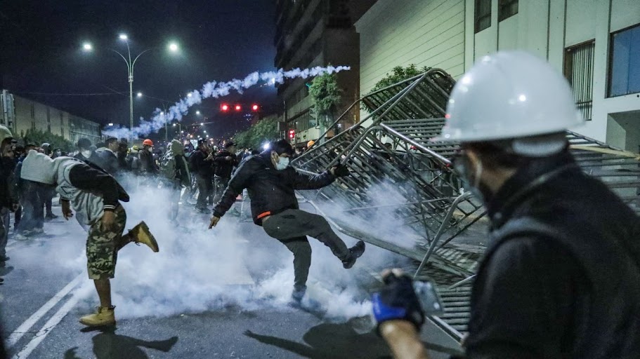 La Generación Z paraguaya sale a las calles para protestar contra el Gobierno Persona en evento público con micrófono.
