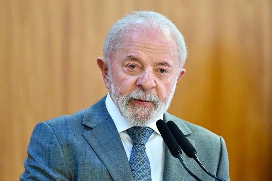 Lula pide a Trump levantar aranceles a productos brasileños Imagen abstracta con colores vibrantes y formas.