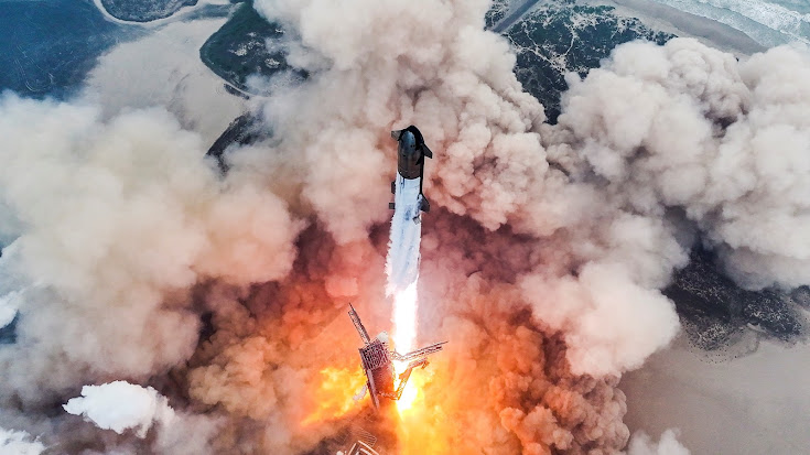 Starship de SpaceX supera con éxito su undécimo vuelo de prueba y marca un nuevo avance en la exploración espacial Arte digital abstracto en colores vibrantes.