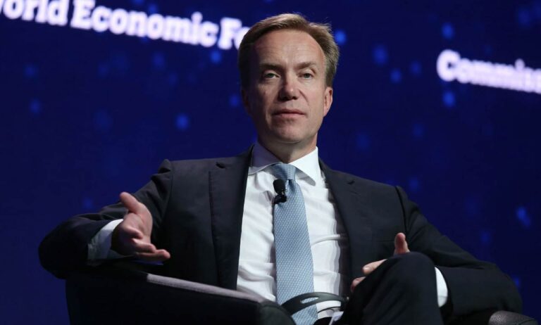 Presidente del Foro Económico Mundial dimite por caso Epstein