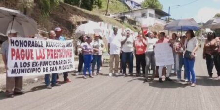Exfuncionarios bloquean vía en San Miguelito por pagos atrasados