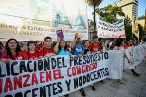 Justicia ordena a Milei subir salarios y becas universitarias