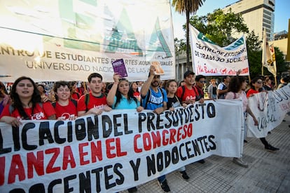 Justicia ordena a Milei subir salarios y becas universitarias