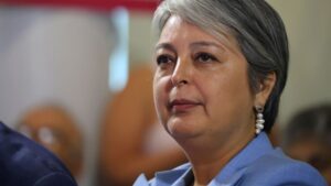 Jeannette Jara cuestiona gestión de Kast ante alza de combustibles