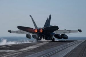 EE UU reitera compromiso de mantener abierto el estrecho de Ormuz