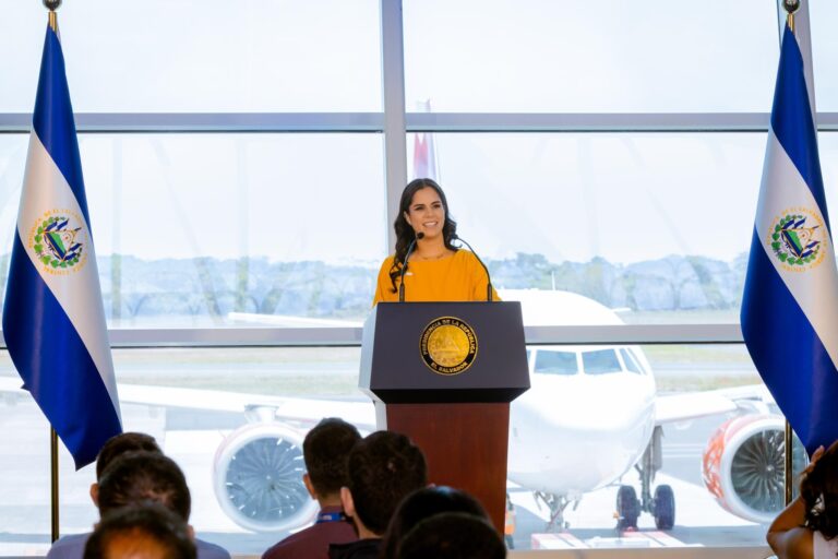Aeropuerto de El Salvador recibe sello “Family Friendly” Aeropuerto de El Salvador recibe sello “Family Friendly”