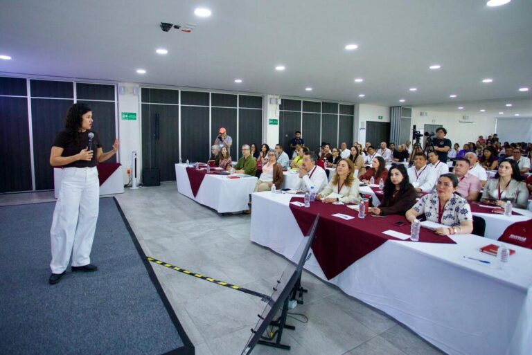 Luisa María Alcalde pide austeridad y cercanía a alcaldes de Morena Luisa María Alcalde pide austeridad y cercanía a alcaldes de Morena