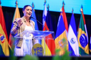 Macarena Olona respalda cadena perpetua y reinserción en El Salvador