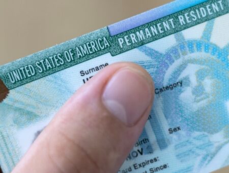 Juez ordena reactivar 83 solicitudes de residencia suspendidas por Trump