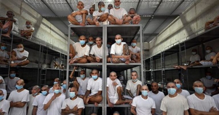 El Salvador juzga a 220 pandilleros de la MS-13 por crímenes masivos