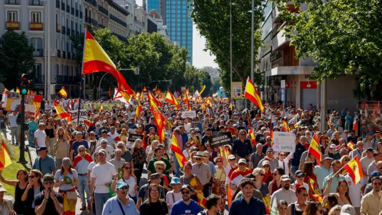 Miles protestan en Madrid para exigir la dimisión de Sánchez Miles protestan en Madrid para exigir la dimisión de Sánchez