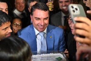 Flávio Bolsonaro acusado de negociar fondos ilícitos para campaña Flávio Bolsonaro acusado de negociar fondos ilícitos para campaña