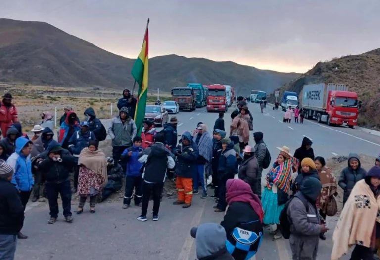 Bolivia: crisis y bloqueos tras aumento récord de combustibles