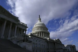 Senado de EE UU aprueba limitar poderes de guerra de Trump sobre Irán Senado de EE UU aprueba limitar poderes de guerra de Trump sobre Irán