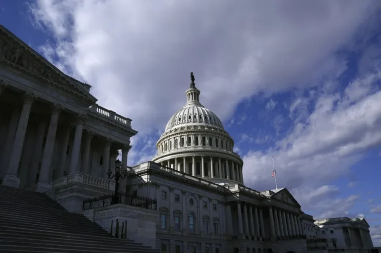 Senado de EE UU aprueba limitar poderes de guerra de Trump sobre Irán Senado de EE UU aprueba limitar poderes de guerra de Trump sobre Irán