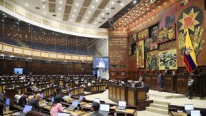Reformas judiciales en Ecuador regresan a comisión tras debate