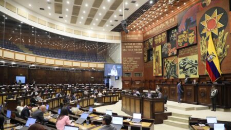 Reformas judiciales en Ecuador regresan a comisión tras debate