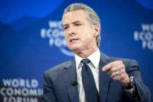 Newsom acusa a Trump de usar Fiscalía para investigarlo en EE UU Newsom acusa a Trump de usar Fiscalía para investigarlo en EE UU