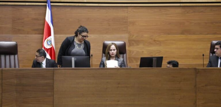 Asamblea Legislativa rechaza 13 permutas de la oposición Asamblea Legislativa rechaza 13 permutas de la oposición