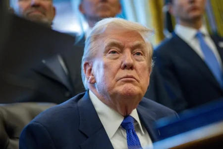 Trump amenaza con aranceles del 100% por impuestos digitales