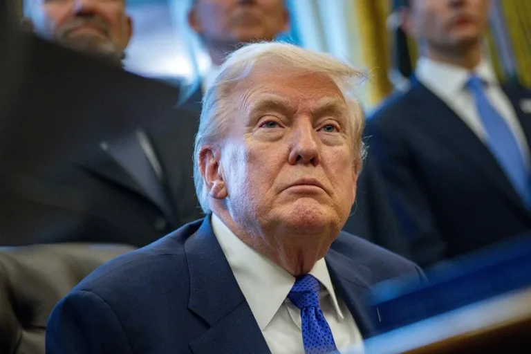 Trump amenaza con aranceles del 100% por impuestos digitales