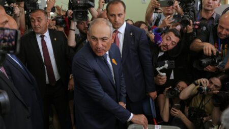 Armenia celebra elecciones clave entre presión de Rusia y Occidente