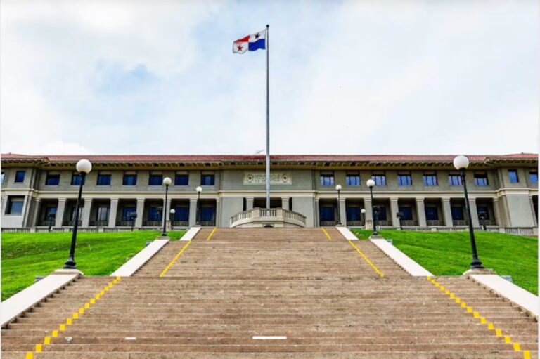 Canal de Panamá ajusta requisitos para puertos y corredor energético