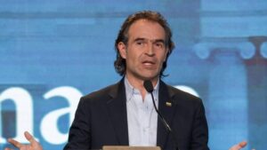 Alcalde de Medellín denuncia retención de bomberos en Venezuela