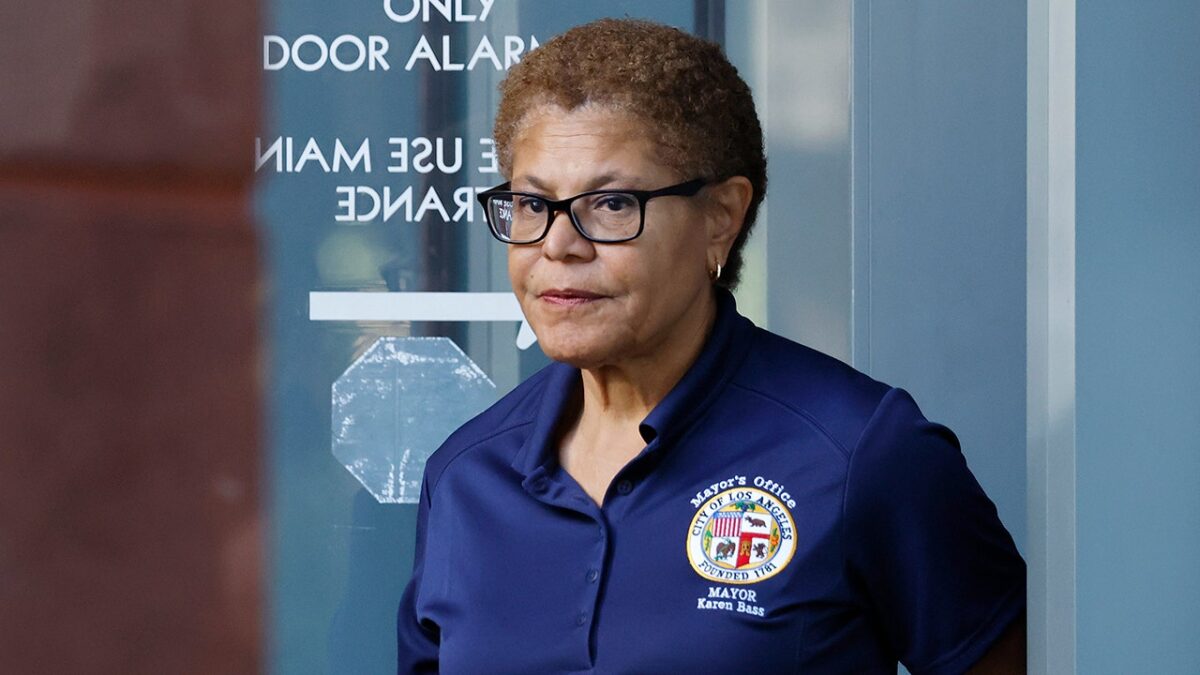 Karen Bass no responde a denuncias de nacionalismo blanco en LAPD
