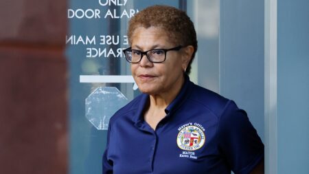 Karen Bass no responde a denuncias de nacionalismo blanco en LAPD