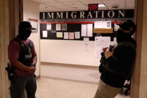 Residente de Nueva York demanda al ICE por violar libertad de expresión