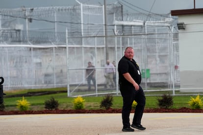 Trump abrirá centro migratorio en base militar de Luisiana