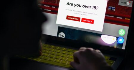 Reino Unido propone toque de queda en redes sociales para menores