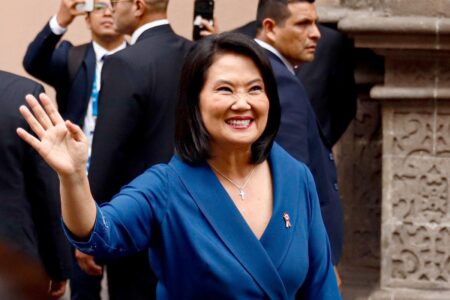 Keiko Fujimori asume presidencia de Perú con apoyo político