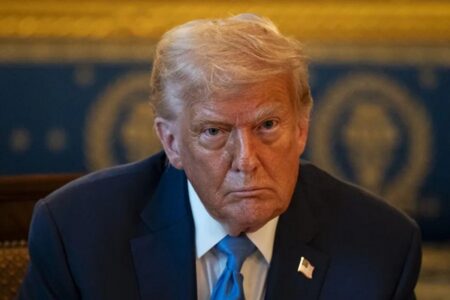 Trump advierte graves represalias contra Irán tras muerte de soldados Trump advierte graves represalias contra Irán tras muerte de soldados