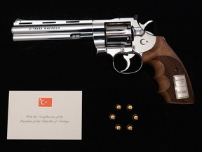 Carney recibe arma grabada como regalo de Erdogan en Turquía Carney recibe arma grabada como regalo de Erdogan en Turquía