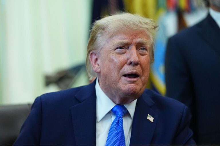 Trump firma orden para limitar ciudadanía por nacimiento en EE. UU.