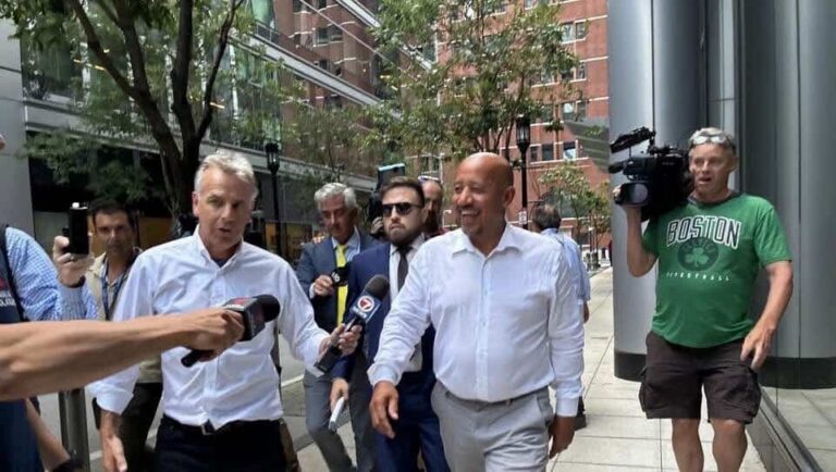 Alcalde de Lawrence liberado tras cargos por fraude y lavado