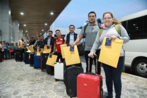 El Salvador envía nuevo grupo de trabajadores a Canadá El Salvador envía nuevo grupo de trabajadores a Canadá