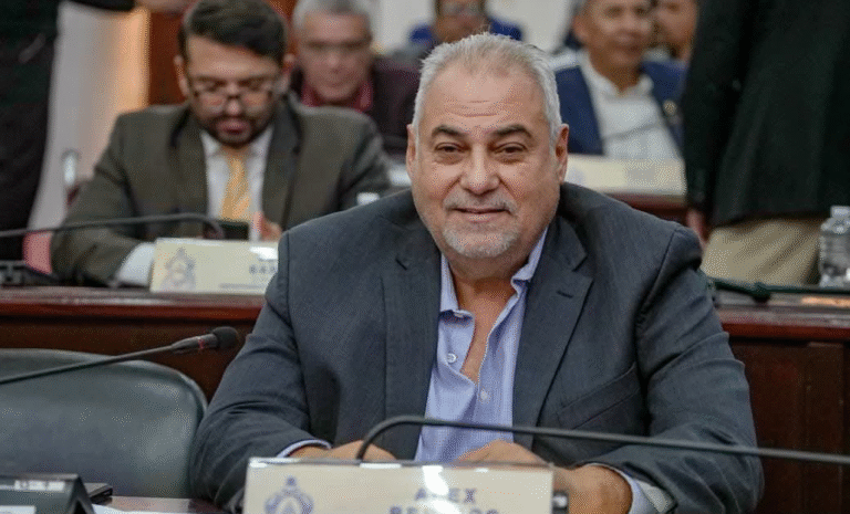 Diputado denuncia presión de empresas térmicas en reforma eléctrica Diputado denuncia presión de empresas térmicas en reforma eléctrica