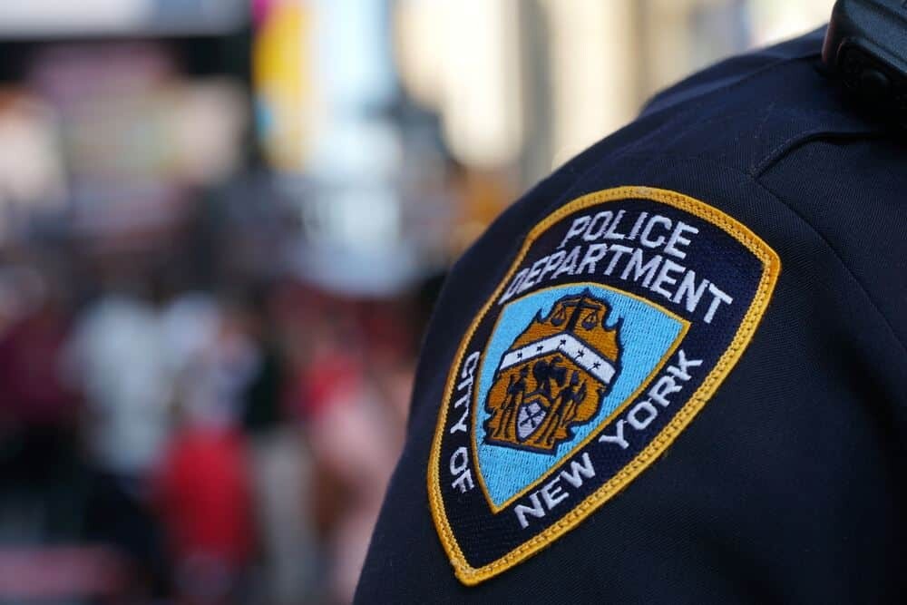 Policías de Nueva York consultan matrículas para ICE pese a ley